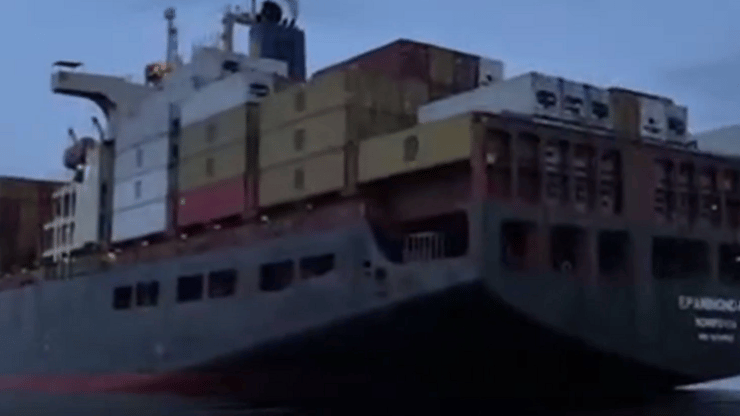 איראן השתלטות  על שתי ספינות ב מצר הורמוז