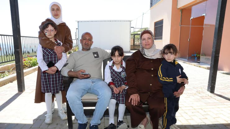 משפחה פלסטינית שביתם הוצת על ידי מתנחלים בכפר בית אמרין