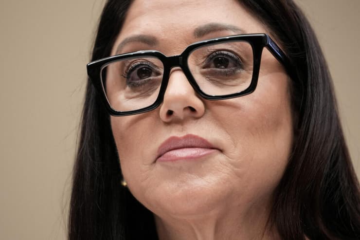 ארה"ב שרת העבודה לורי צ'אבס דה רמר התפטרה שערוריות רומן אלכוהול