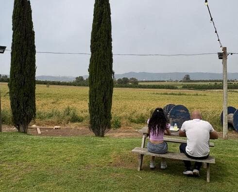 "העמק מקום מיוחד. בתור ילדים הסתובבנו פה חופשי על אופניים בין הכפרים. אנחנו לא צריכים לצאת לבלות, מספיק לנו להיות פה בחצר של הבית עם כוס יין בסוף היום״