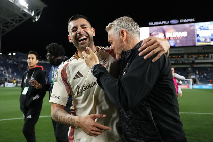 שחקן די.סי יונייטד תאי בריבו עם מאמנו בראדלי קארנל