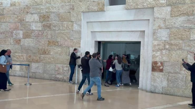אזרחים ניסו להיכנס לאולם
