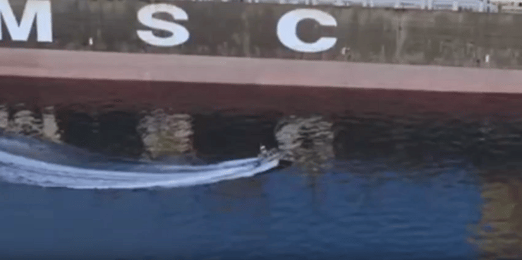 איראן השתלטות  על שתי ספינות ב מצר הורמוז