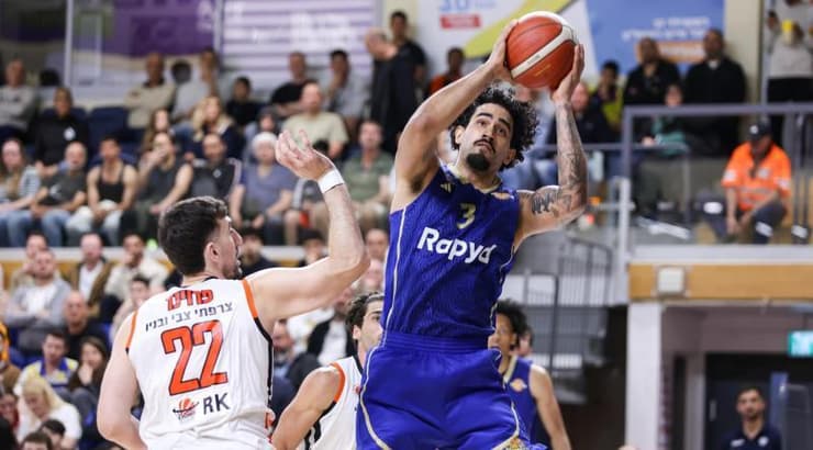 מרסיו סנטוס עולה לסל