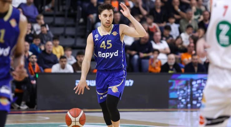 תמיר בלאט מוביל את הכדור