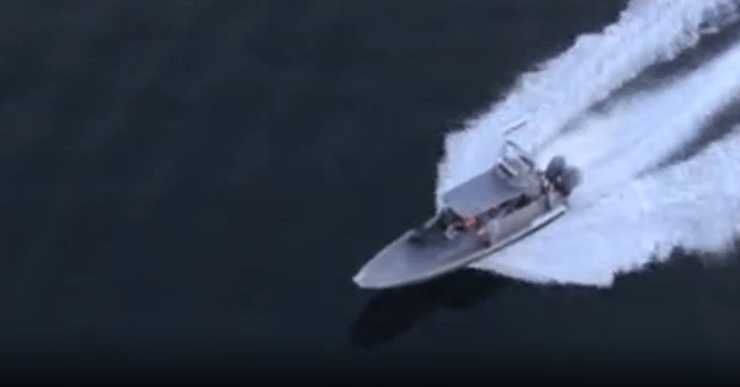 איראן השתלטות  על שתי ספינות ב מצר הורמוז