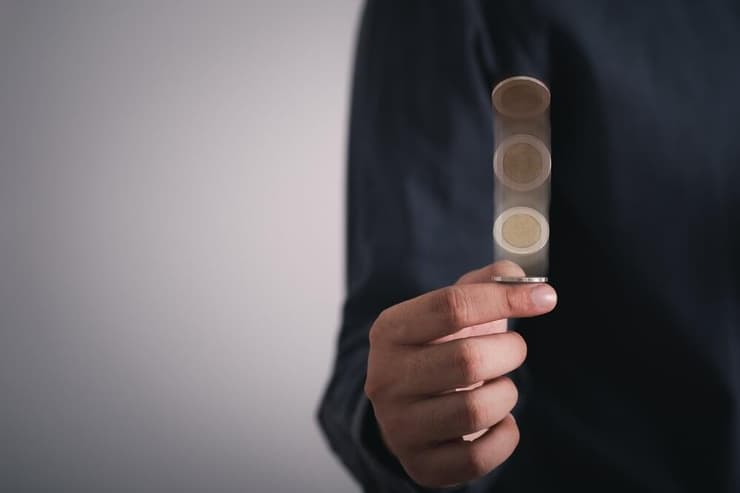 וייס ואורנשטיין הראו שמערכות דטרמיניסטיות יכולות לשמש מודלים לתהליכים אקראיים. איש מטיל מטבע