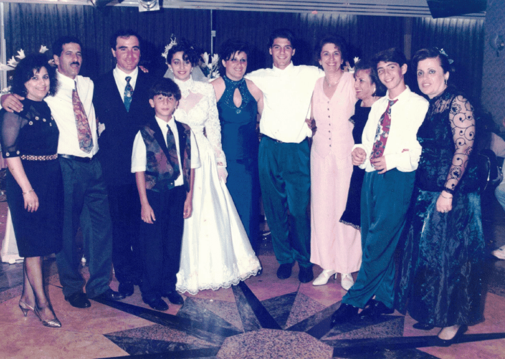 משפחת חינאווי. רוז'ט במרכז לצד הכלה