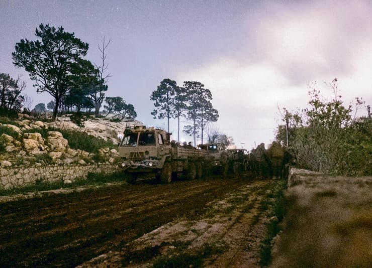 מעלים ציוד וחיילים בדרום לבנון. אתה הדרך שלהם בחזרה הביתה, לאמא