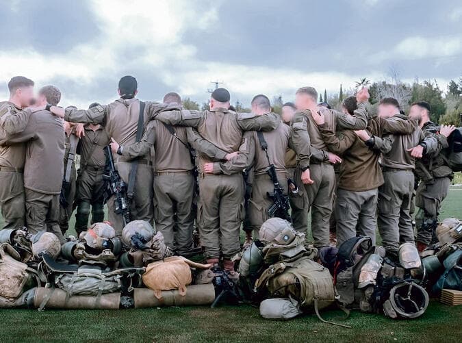 חיבוק של לוחמים. בהורדה בשטחי הכינוס הם מחויכים, שמחים, שרים – אפשר לרגע לנשום
