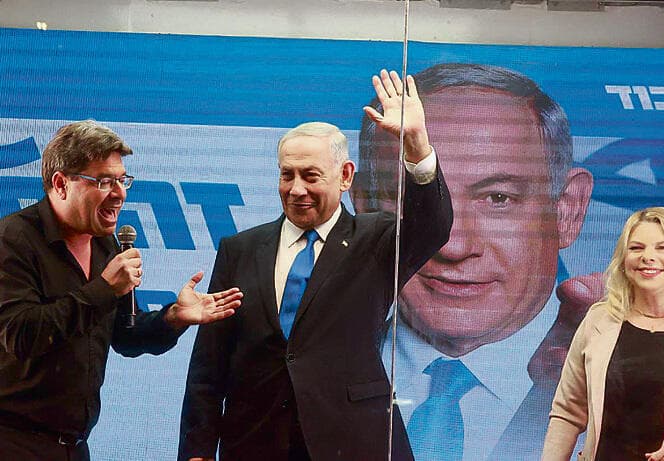 אקוניס עם בני הזוג נתניהו (צילום: מוטי קמחי) אקוניס עם בני הזוג נתניהו. "מיקי זוהר מציע שמות שהוא מקבל מלמעלה" | צילום: מוטי קמחי