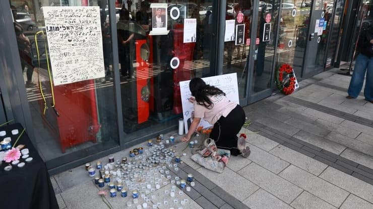 אנדרטה מחוץ לפיצרייה לימנו בנימין זלקה ז"ל