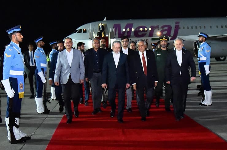 שר החוץ של איראן עראקצ'י, עם נחיתתו באיסלאמאבאד (צילום: AFP PHOTO /Pakistan's Prime Minister Office) אישק דר, עבאס עראקצ'י, אסים מוניר