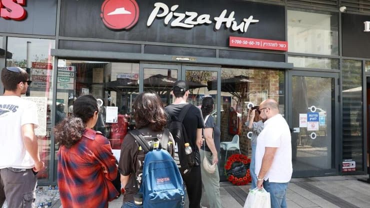 אנדרטה מחוץ לפיצרייה לימנו בנימין זלקה ז"ל