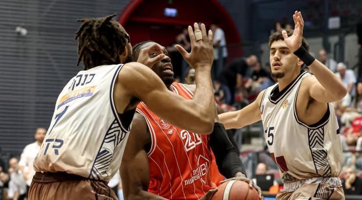 ג'ונתן מוטלי בין שני שחקני עירוני קריית אתא