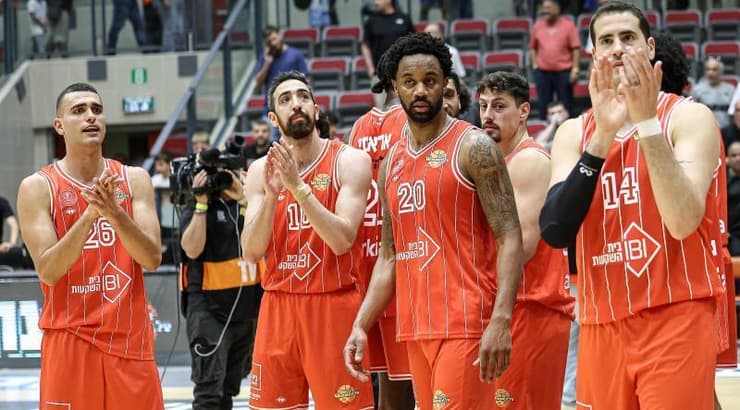 שחקני הפועל תל אביב מרוצים בסיום