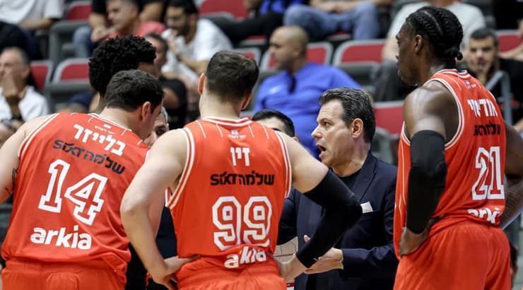 דמיטריס איטודיס מתדרך את שחקני הפועל תל אביב (לילך וויס-רוזנברג) דמיטריס איטודיס מתדרך את שחקני הפועל תל אביב