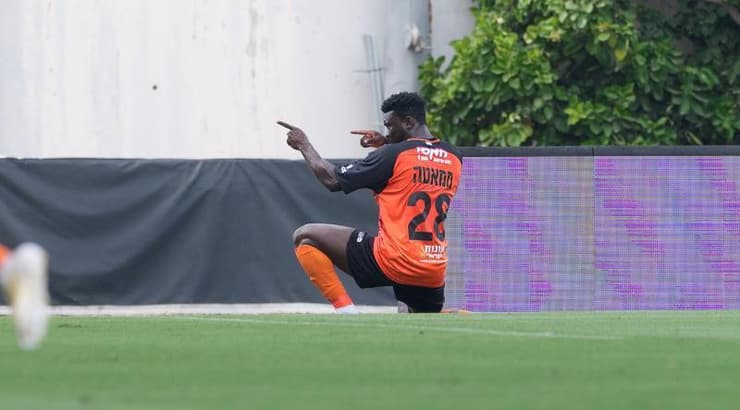 אבנעזר ממאטה חוגג