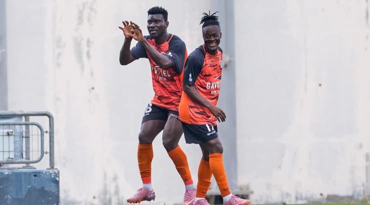 שחקני הפועל כפר שלם חוגגים