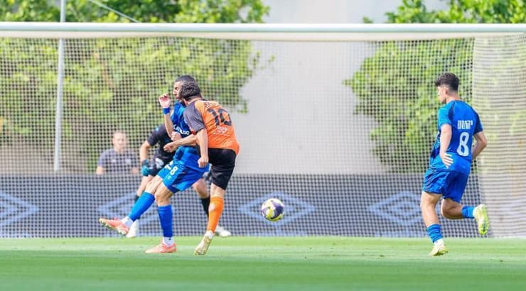 גיא סיביליה בועט