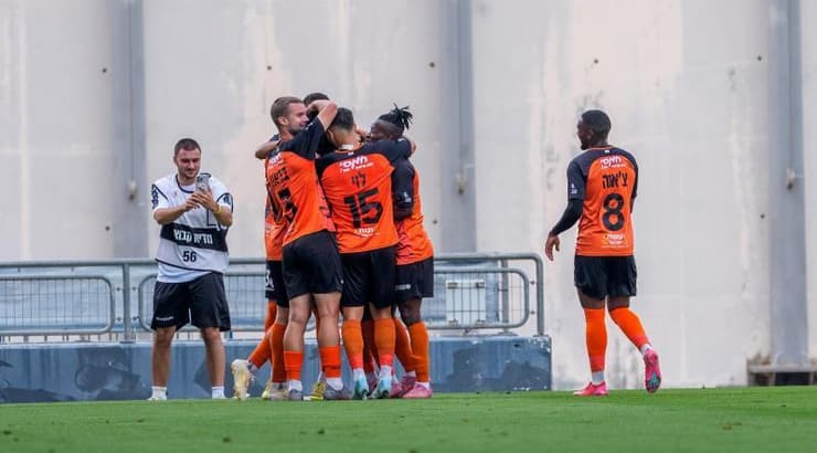 שחקני הפועל כפר שלם חוגגים