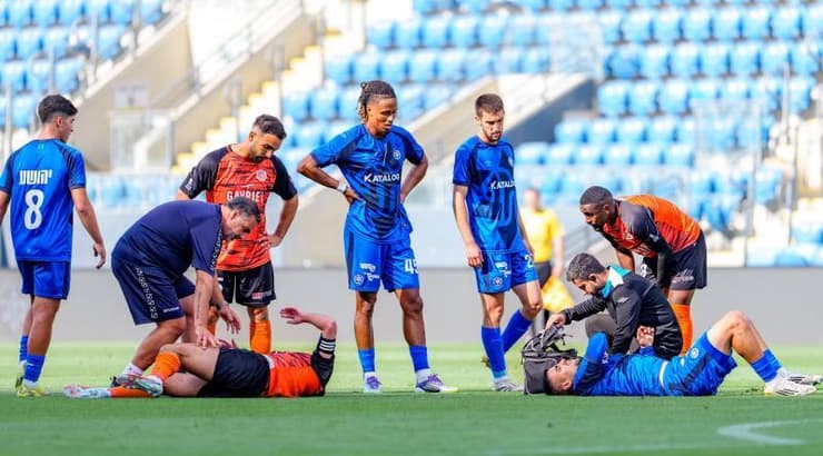 אוהד חזוט ומוחמד הינדי מקבלים טיפול