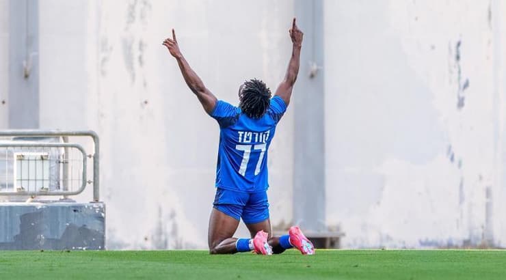 חוסה קורטס חוגג