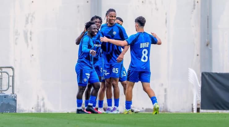 שחקני מכבי פתח תקווה חוגגים