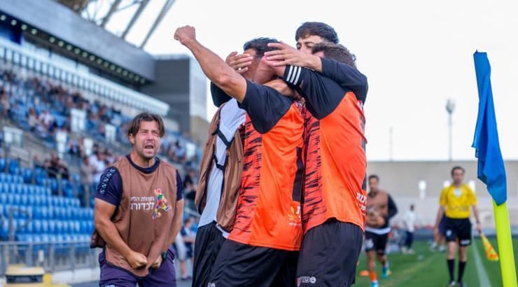 שחקני כפר שלם מאושרים