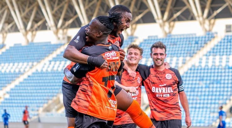 שחקני כפר שלם חוגגים