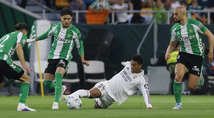 ג'וד בלינגהאם מתקל