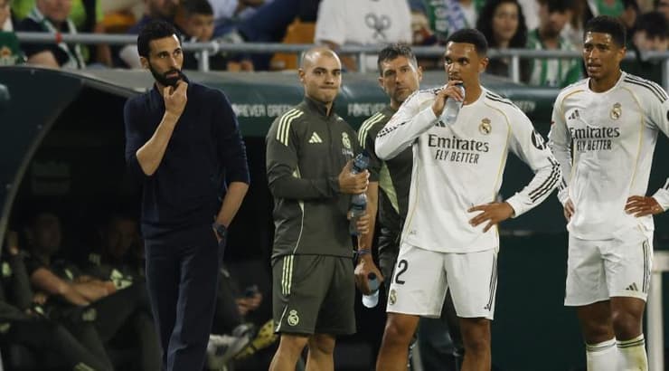 טרנט אלכסנדר-ארנולד וג'וד בלינגהאם לצד אלברו ארבלואה