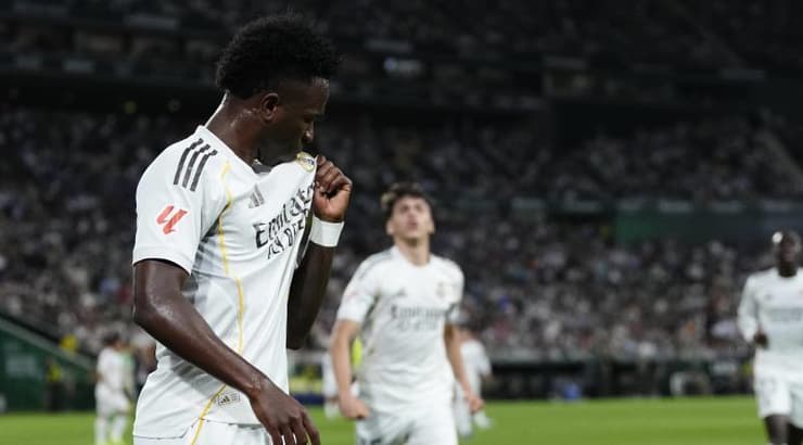 ויניסיוס מנשק את הסמל