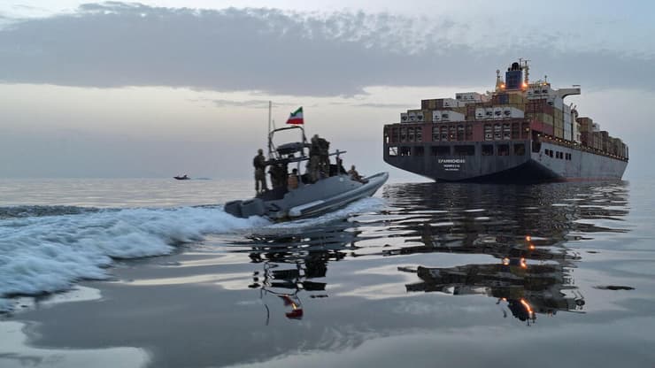 מצר הורמוז סירה צבא איראן מתקרב לספינה