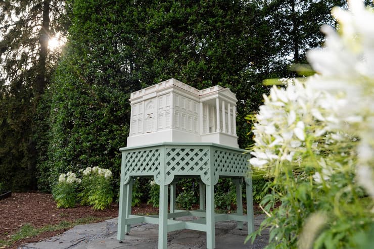 כוורת דבורים בעיצוב הבית הלבן שהוצבה במדשאת הבית הלבן על ידי מלניה טראמפ