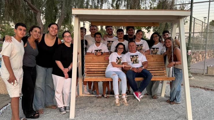 פינת ההנצחה לזכר נועה ואיתן בערד. "הם היו צריכים להיות כאן איתנו, ולא קבורים מתחת לאדמה"