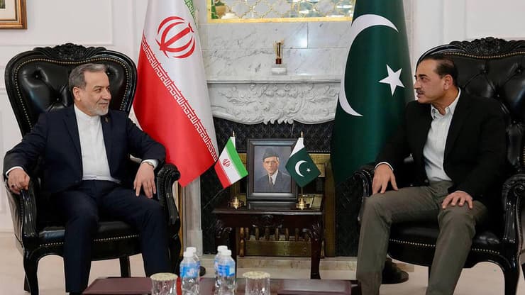 שר החוץ האיראני נועד עם מפקד צבא פקיסטן באיסלמבאד