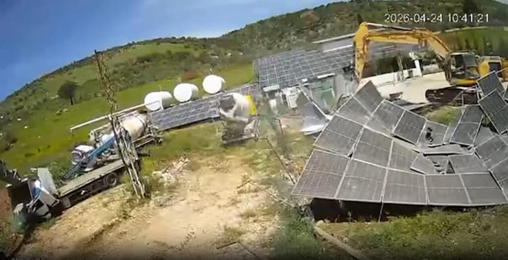 כלים הנדסיים של צה"ל הורסים פאנדלים סולריים בכפר דבל בדרום לבנון