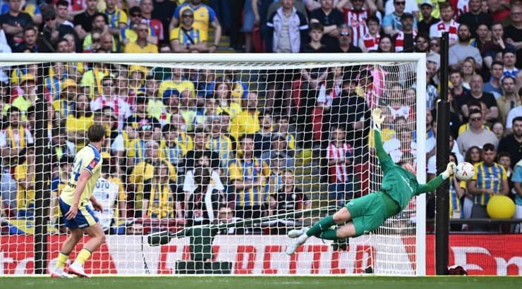 דניאל פרץ מתעופף ועוצר