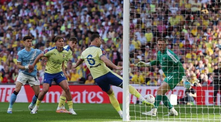 דניאל פרץ צופה בטיילור הארווד-בלייס מרחיק את הכדור