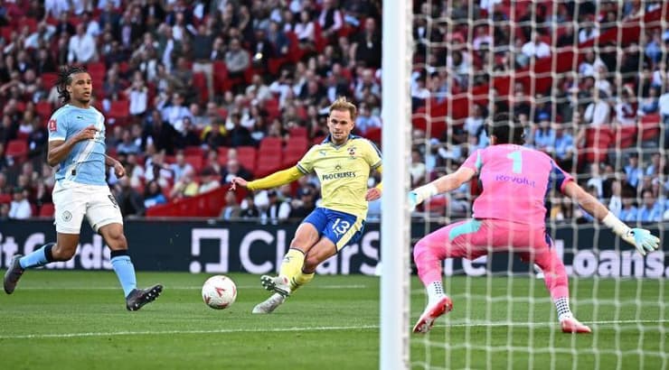 לאו סינזה בועט