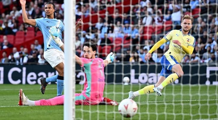 הכדור של לאו סינזה מתגלגל אל הרשת