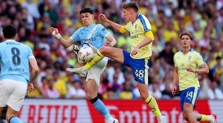 פיל פודן וקמרון בראג קופצים לכדור