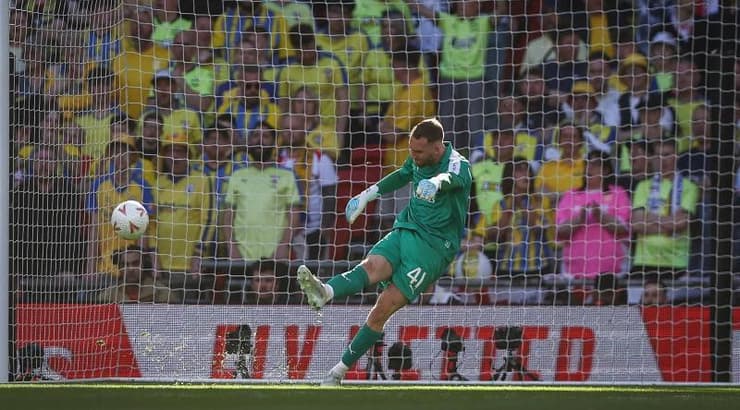 דניאל פרץ בועט