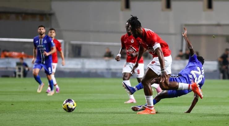 בוני אמיאן מתקל את פרנאן מאיימבו