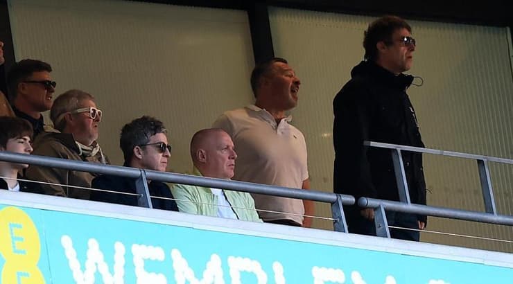 ליאם ונואל גאלגר ביציע