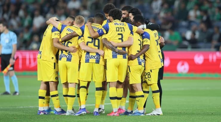 שחקני מכבי תל אביב מאוחדים לפני השריקה