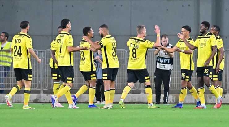 שחקני מכבי נתניה חוגגים