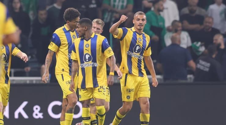 שחקני מכבי תל אביב חוגגים את שער היתרון