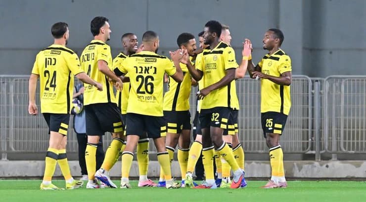 שחקני מכבי נתניה חוגגים